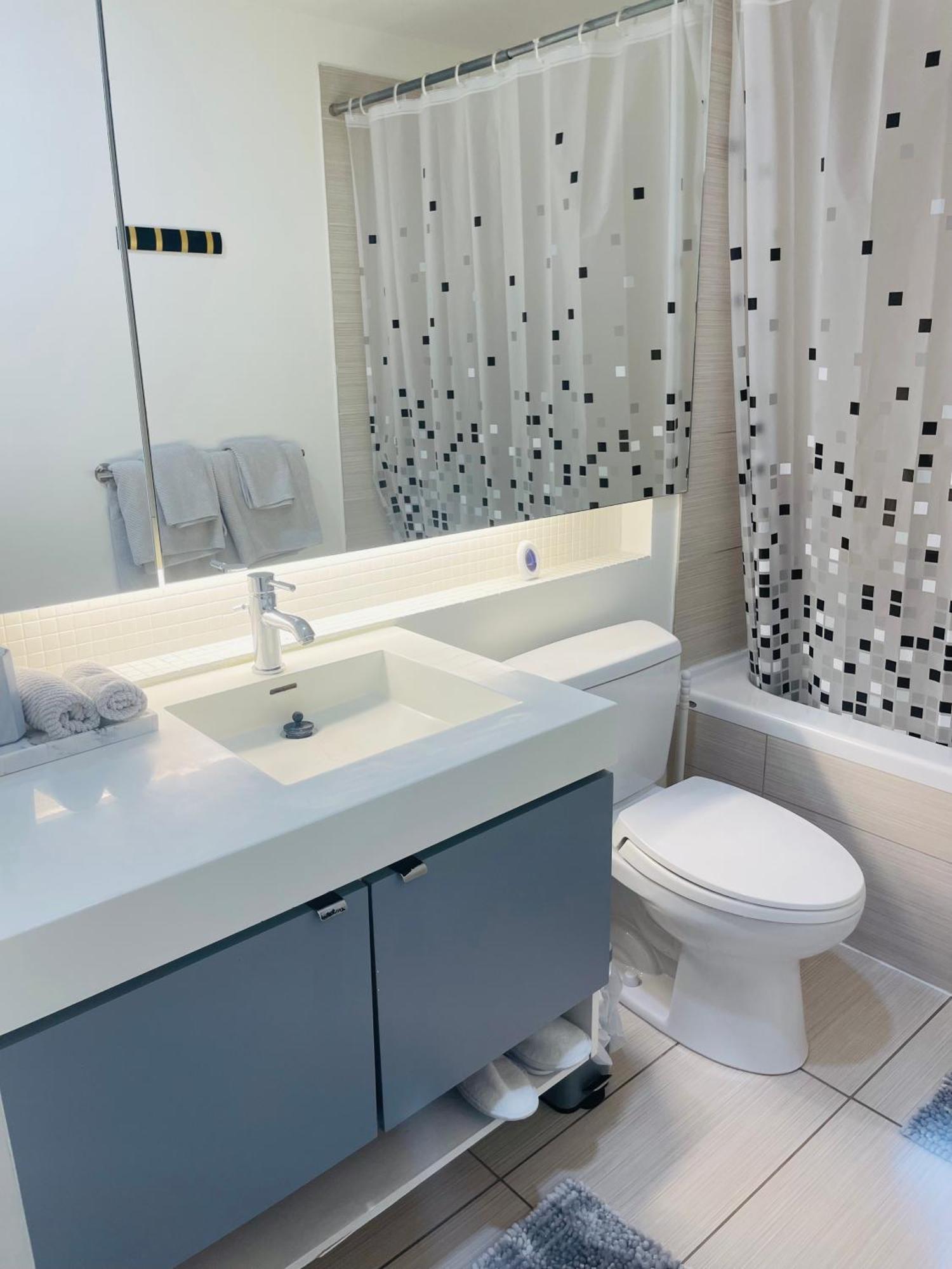 Beautiful Apartment Downtown, Mins To Rogers Arena, Stadium, Restaurants, Shops Ванкувър Екстериор снимка